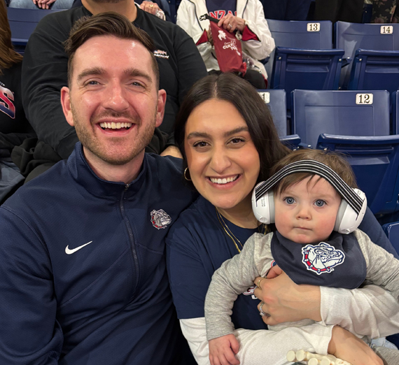 カレッジホールと聖アロイシウスの尖塔を示すキャンパスの上空ビュー